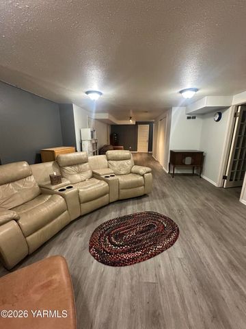 347 N 23rd Ave, Yakima, WA 98902