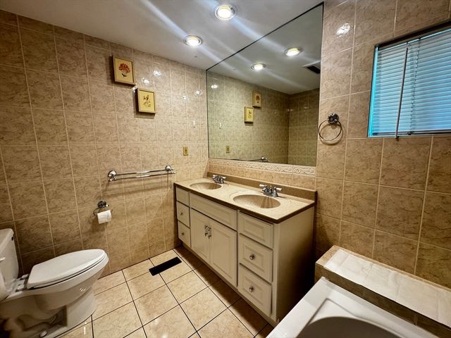 7 Oak St, Wayland, MA 01778