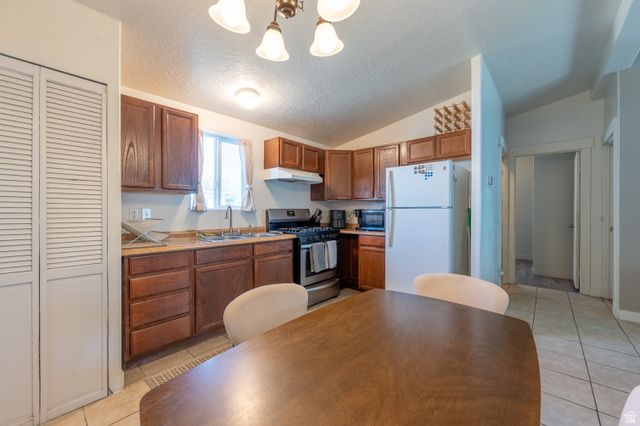 17 W TINY WOOD DR, Sandy, UT 84070