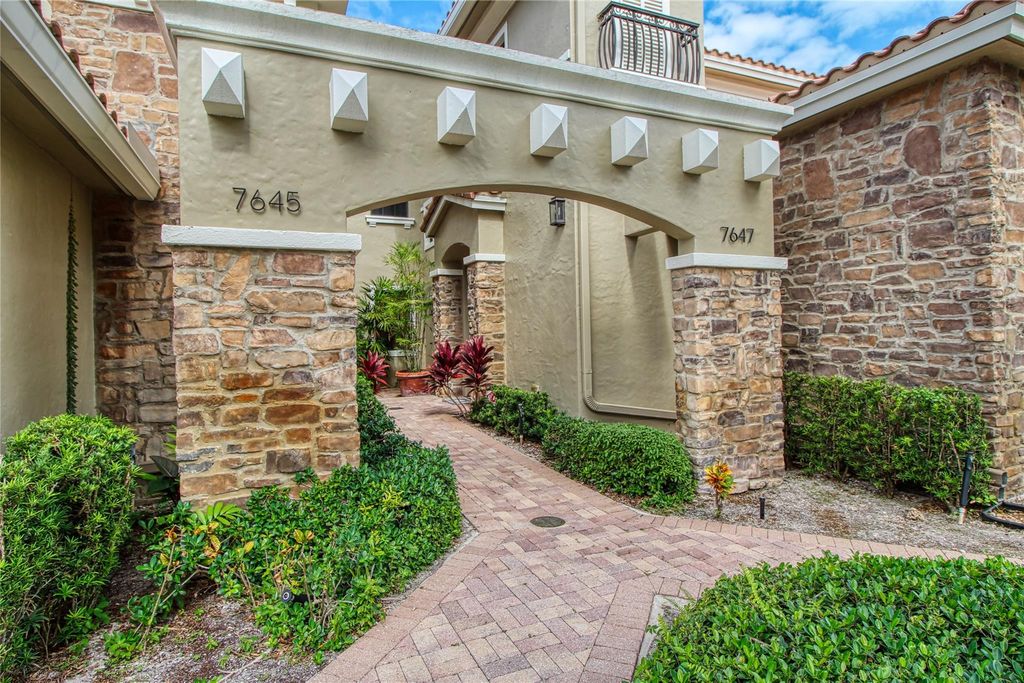 Image 2 of property listing at 7645 Old Thyme Ct 6B, Parkland, FL 33076