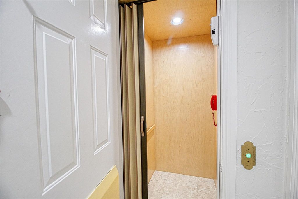 Image 3 of property listing at 7645 Old Thyme Ct 6B, Parkland, FL 33076