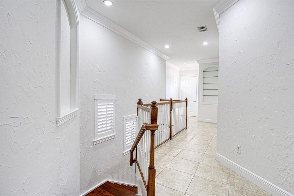 Image 5 of property listing at 7645 Old Thyme Ct 6B, Parkland, FL 33076