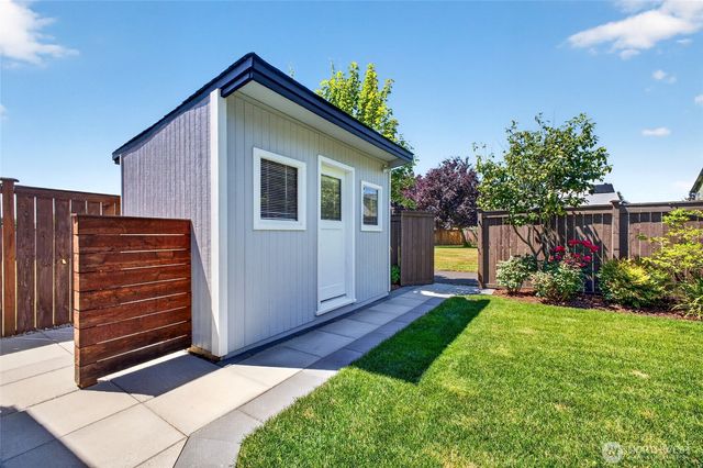 1604 Peach Park Lane, Puyallup, WA 98371