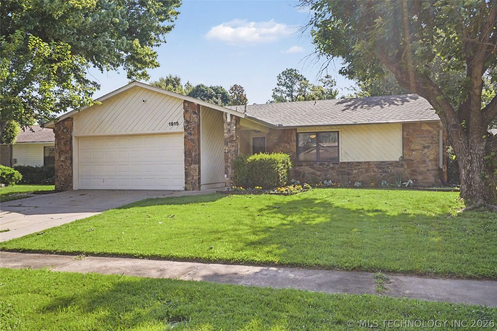 1915 N Eucalyptus Court, Broken Arrow, OK 74012