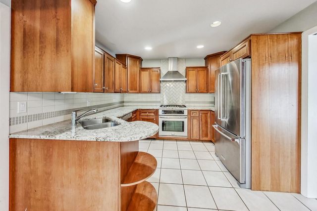 125 N Prospect Avenue, Clarendon Hills, IL 60514