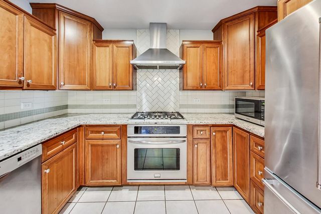 125 N Prospect Avenue, Clarendon Hills, IL 60514