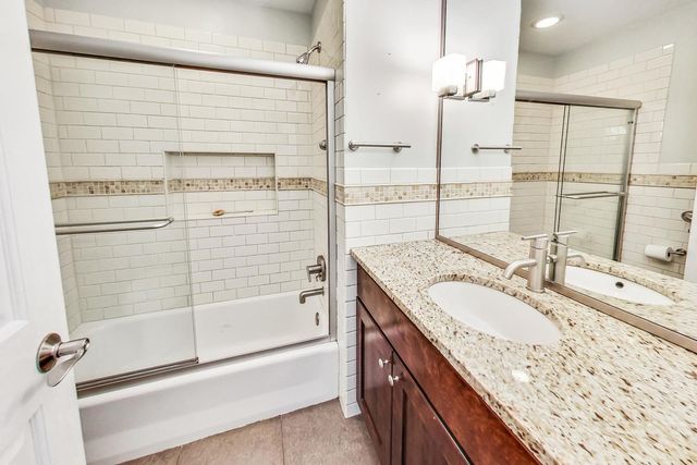 125 N Prospect Avenue, Clarendon Hills, IL 60514