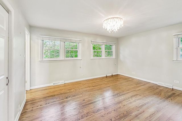 125 N Prospect Avenue, Clarendon Hills, IL 60514