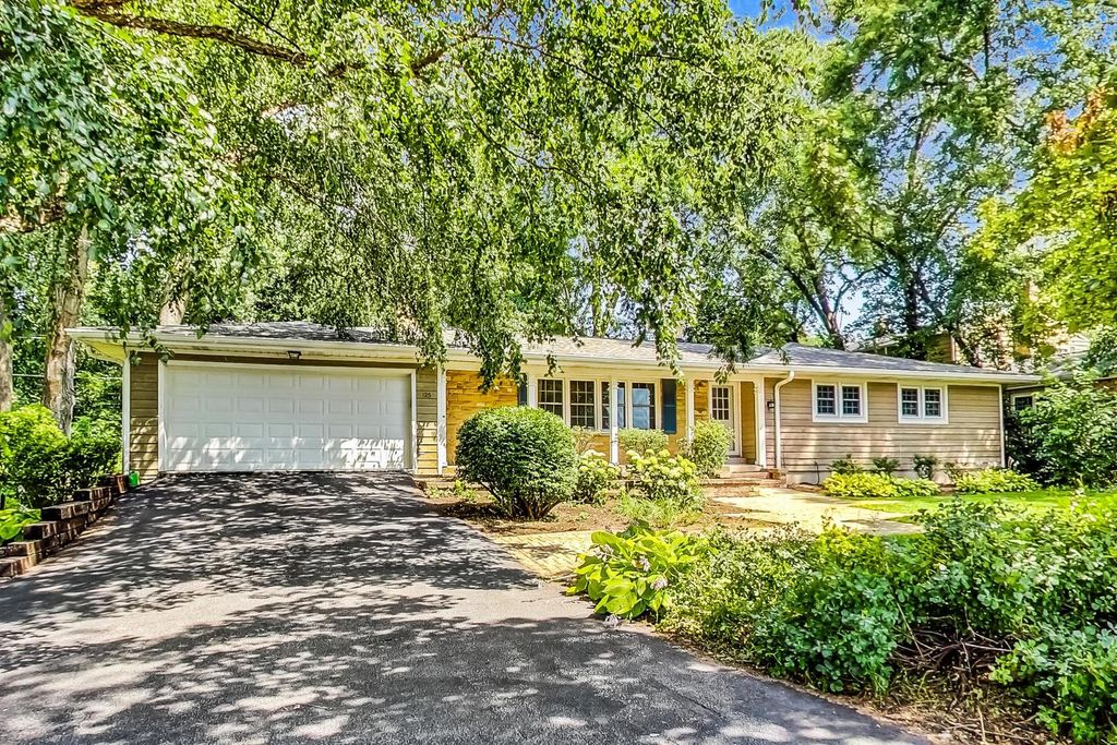 125 N Prospect Avenue, Clarendon Hills, IL 60514