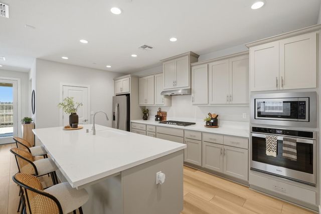 2119 Satinleaf Dr, Riverbank, CA 95367