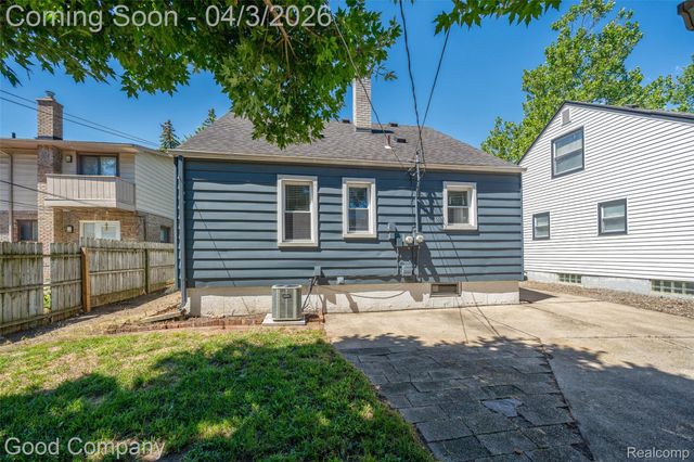 2714 Rochester Road, Royal Oak Charter Township, MI 48073