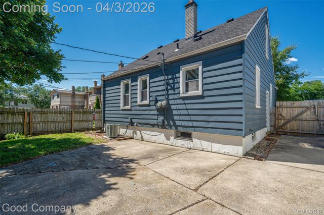 2714 Rochester Road, Royal Oak Charter Township, MI 48073