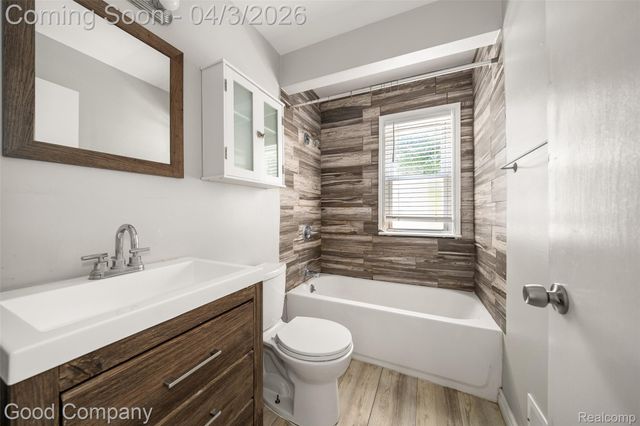 2714 Rochester Road, Royal Oak Charter Township, MI 48073