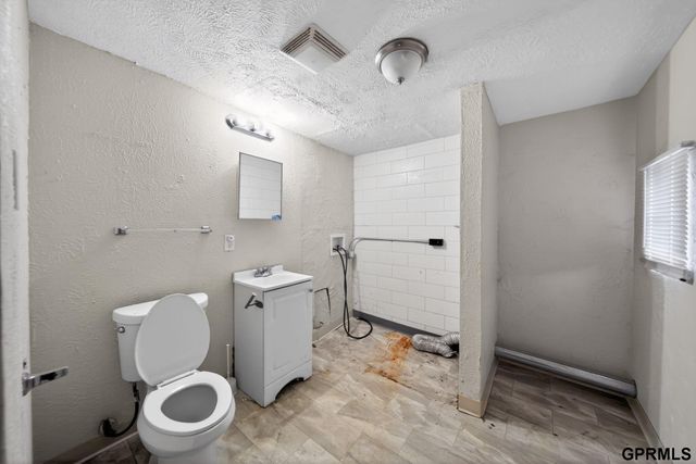 2504 Hartman Avenue, Omaha, NE 68111