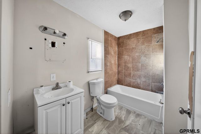 2504 Hartman Avenue, Omaha, NE 68111