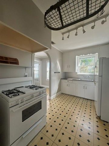 902 E 43rd ST, Austin, TX 78751