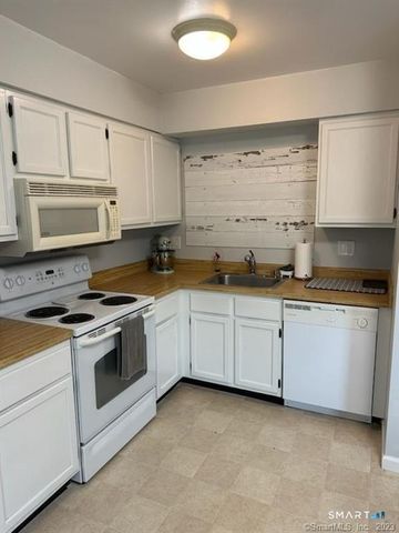 142 Aspetuck Village 142, New Milford, CT 06776