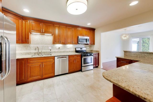 520 HUMMINGBIRD Lane, Deerfield, IL 60015
