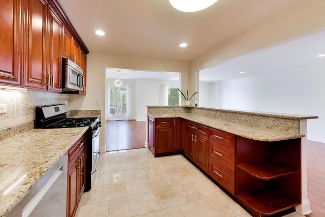 520 HUMMINGBIRD Lane, Deerfield, IL 60015