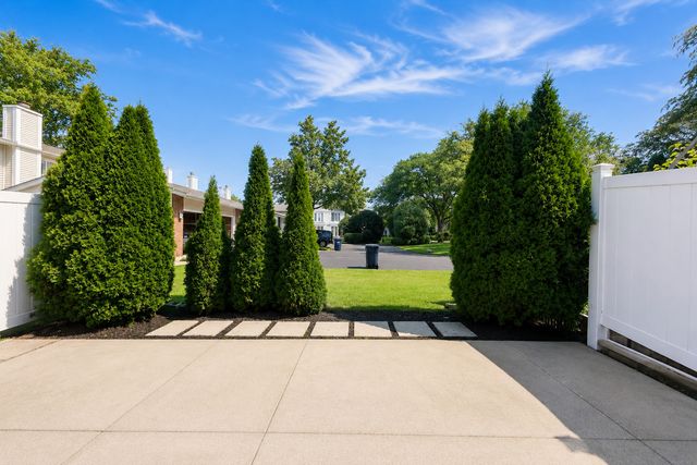 520 HUMMINGBIRD Lane, Deerfield, IL 60015