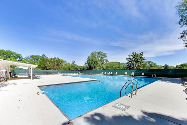 520 HUMMINGBIRD Lane, Deerfield, IL 60015
