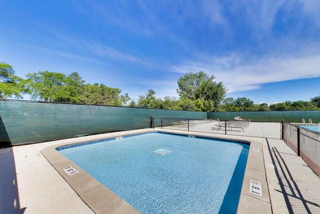 520 HUMMINGBIRD Lane, Deerfield, IL 60015