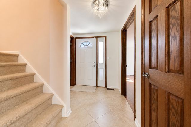 520 HUMMINGBIRD Lane, Deerfield, IL 60015