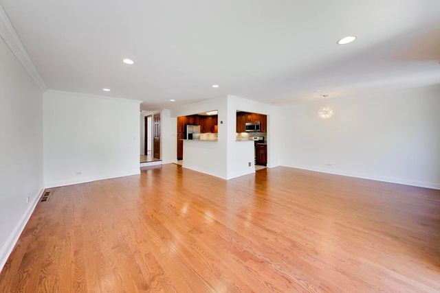 520 HUMMINGBIRD Lane, Deerfield, IL 60015