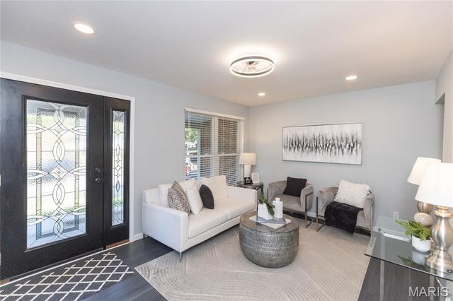 2766 Chalet Hill Drive, St Louis, MO 63129