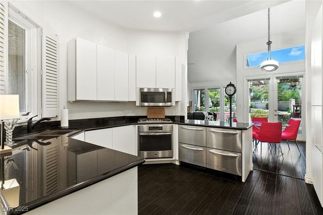 7988 Harbour Towne Avenue, Las Vegas, NV 89113