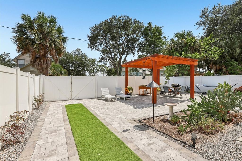 Image 33 of property listing at 2126 W BEACH STREET, Tampa, FL 33607