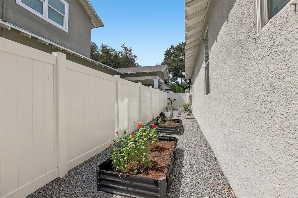 Image 42 of property listing at 2126 W BEACH STREET, Tampa, FL 33607