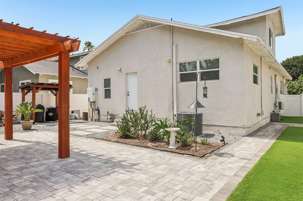 Image 44 of property listing at 2126 W BEACH STREET, Tampa, FL 33607