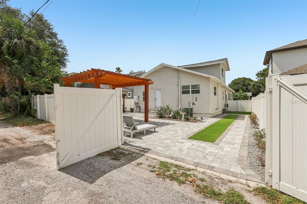 Image 45 of property listing at 2126 W BEACH STREET, Tampa, FL 33607