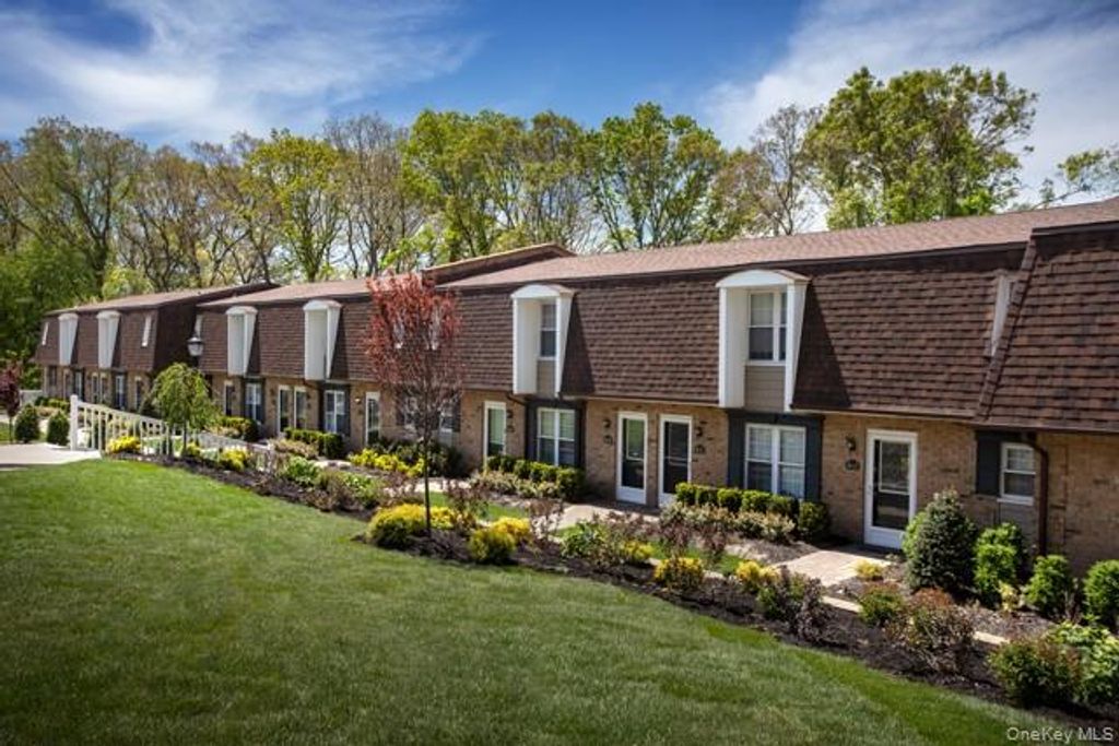 100 Villa D'est Drive D-16, Coram, NY 11727