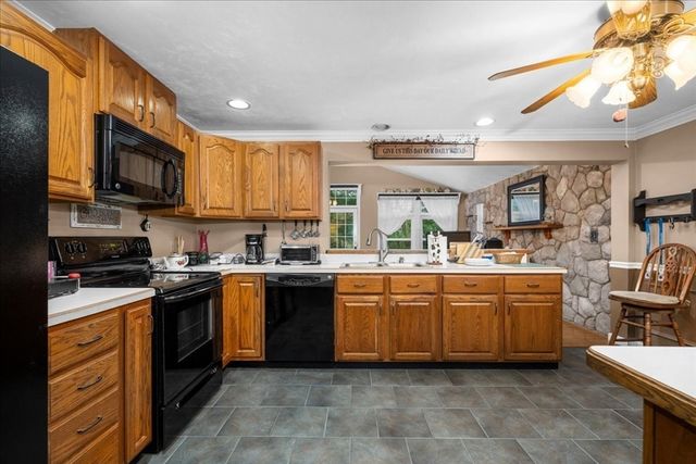 11 Riverside Dr, Webster, MA 01570