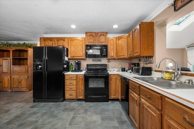 11 Riverside Dr, Webster, MA 01570