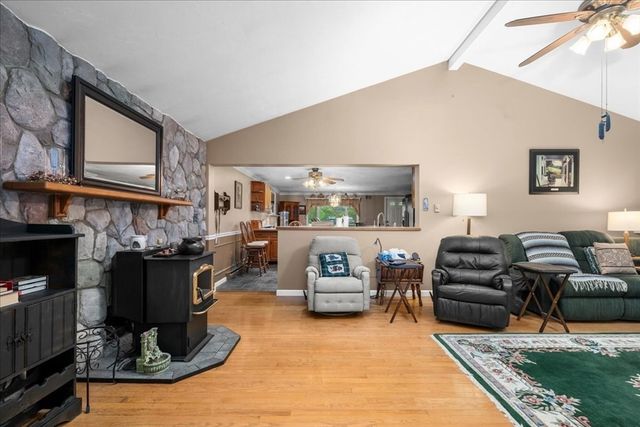 11 Riverside Dr, Webster, MA 01570