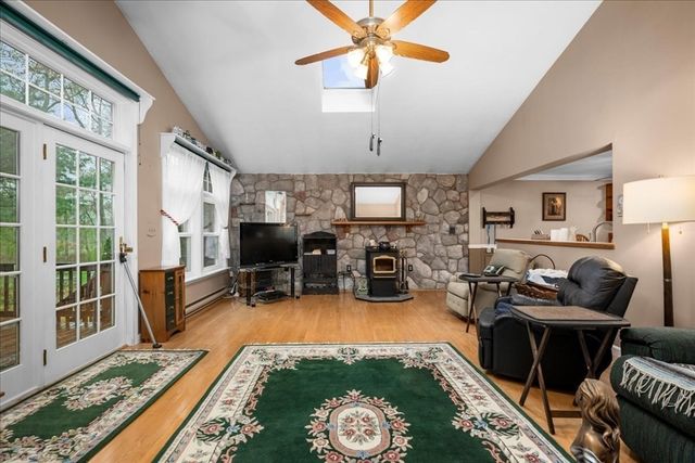 11 Riverside Dr, Webster, MA 01570