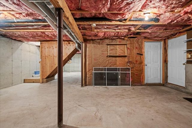 11 Riverside Dr, Webster, MA 01570