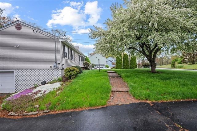 11 Riverside Dr, Webster, MA 01570