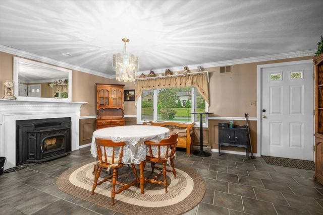 11 Riverside Dr, Webster, MA 01570