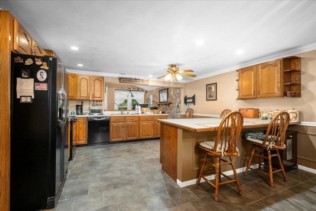 11 Riverside Dr, Webster, MA 01570