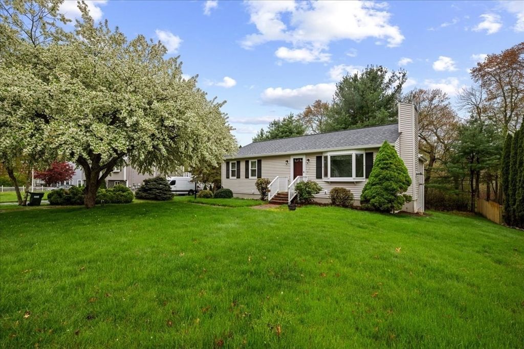11 Riverside Dr, Webster, MA 01570