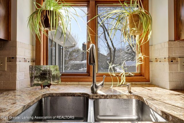 4915 Canyon Trail, Lansing, MI 48917