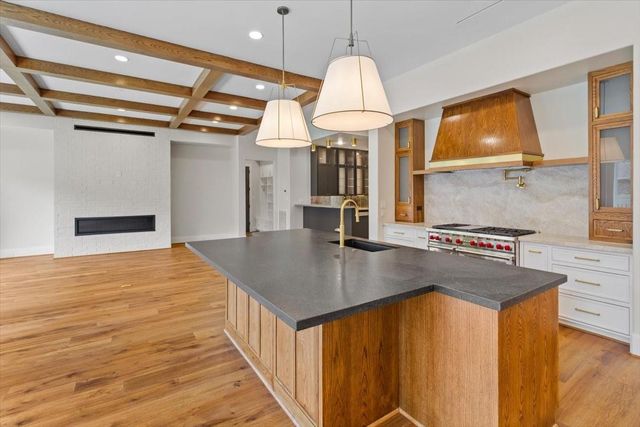 2341 Maroneal St, Houston, TX 77030