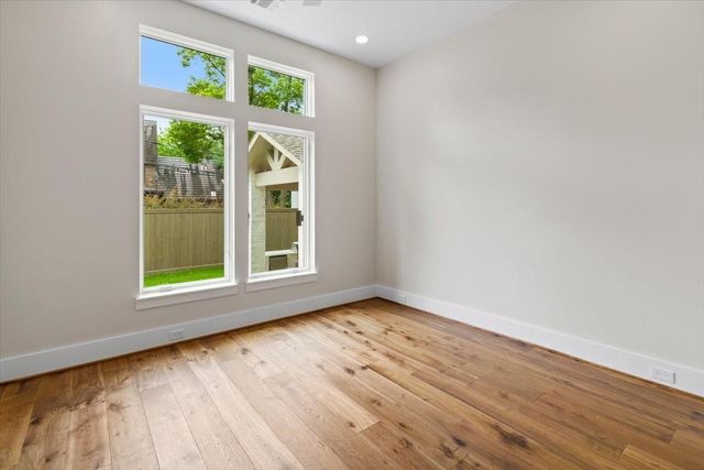 2341 Maroneal St, Houston, TX 77030