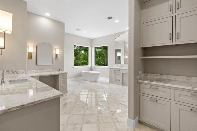 2341 Maroneal St, Houston, TX 77030