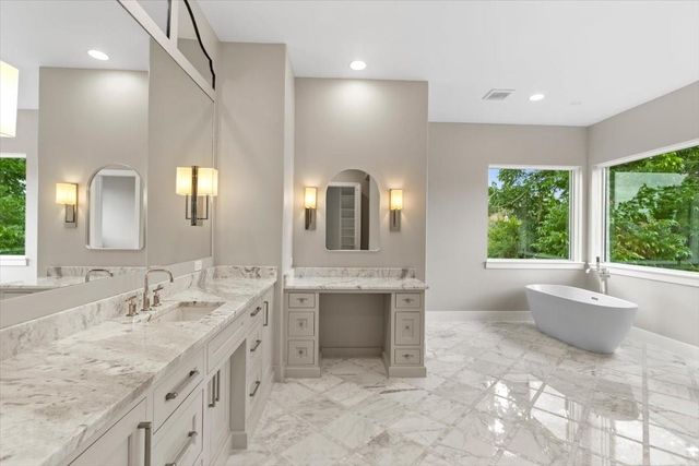 2341 Maroneal St, Houston, TX 77030