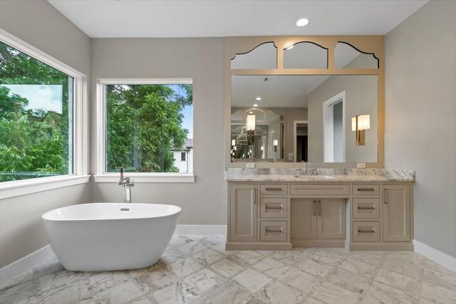 2341 Maroneal St, Houston, TX 77030